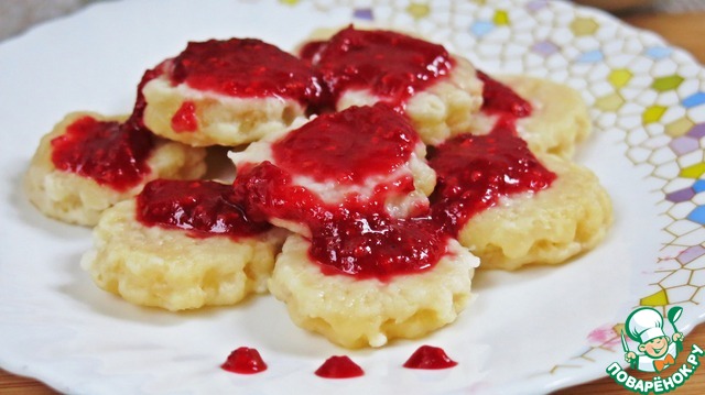 Cheese dumplings with raspberry sauce