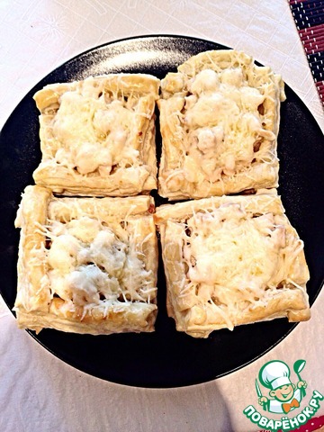Baskets of puff pastry with chicken