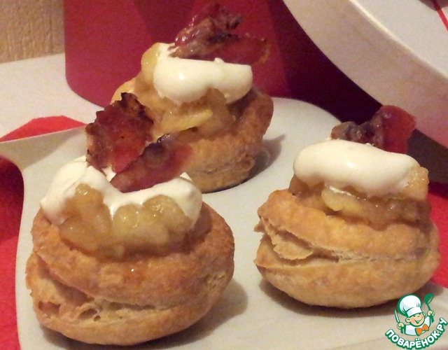 Закусочные пирожные с пьяными яблочками и карамелизированным беконом