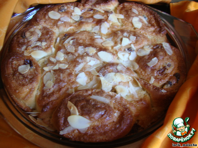 Buns with almond cream and raisins