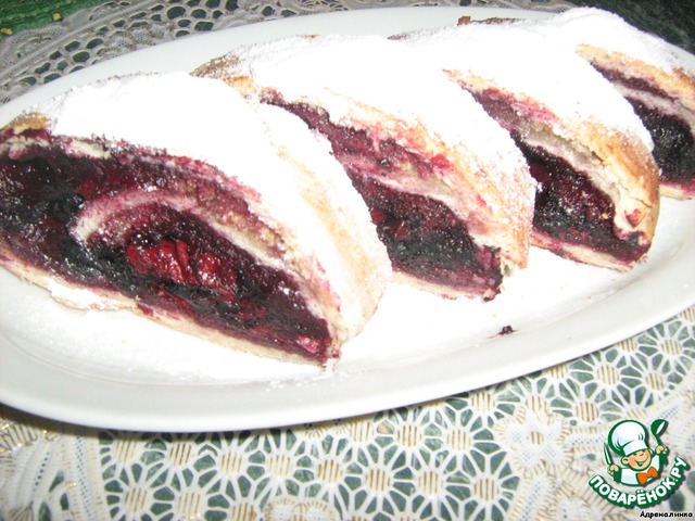 Strudel with cherries and blueberries