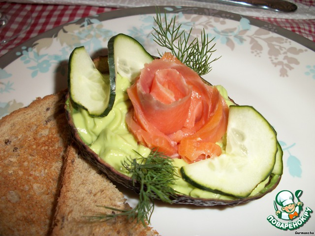 The avocado mousse with salmon