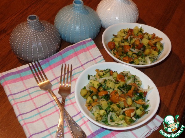 Salad with mushrooms and pickled onions