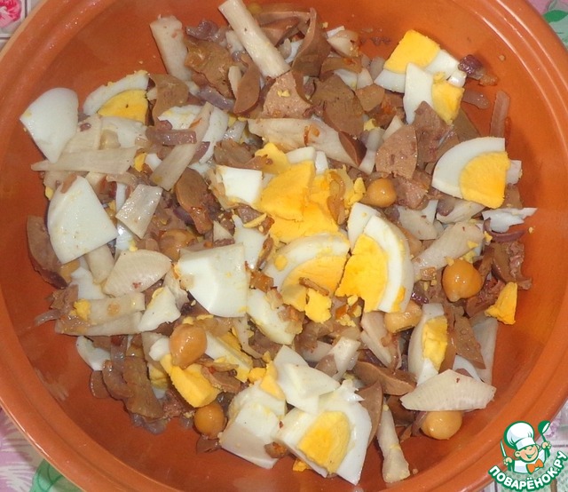 Salad with chicken liver and radish