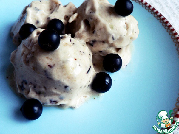 Banana ice cream with black currants