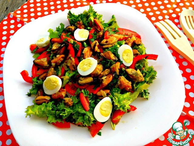 Mediterranean salad with mussels