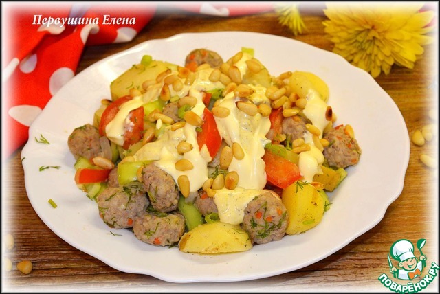 Warm vegetable salad with meatballs