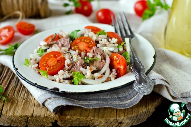 Salad with rice and cod liver