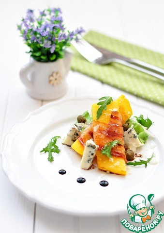 The mango salad, bacon and blue cheese