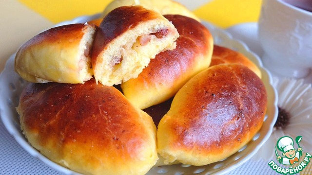 Patties of cottage cheese and yeast with wild strawberries