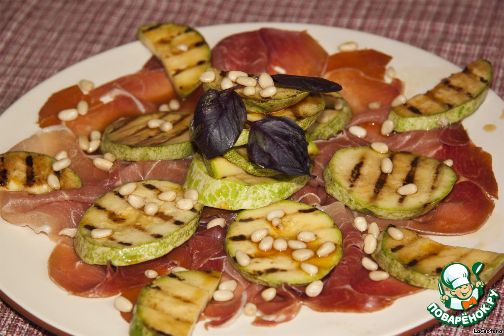 Ham and zucchini on the grill