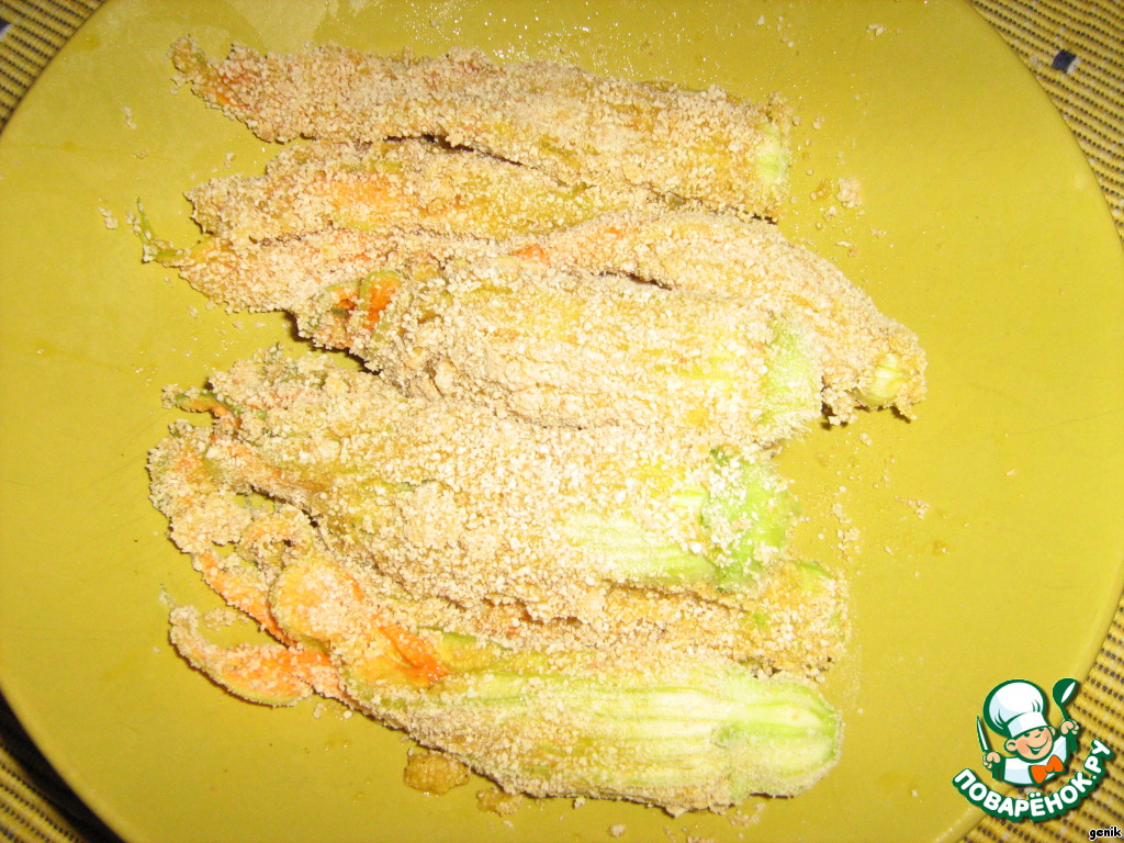 The pumpkin and zucchini flowers stuffed with