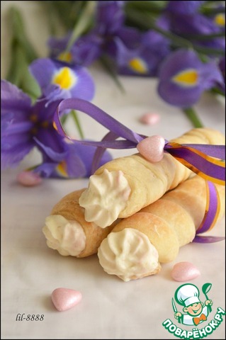 Mini-rolls of puff pastry with cream