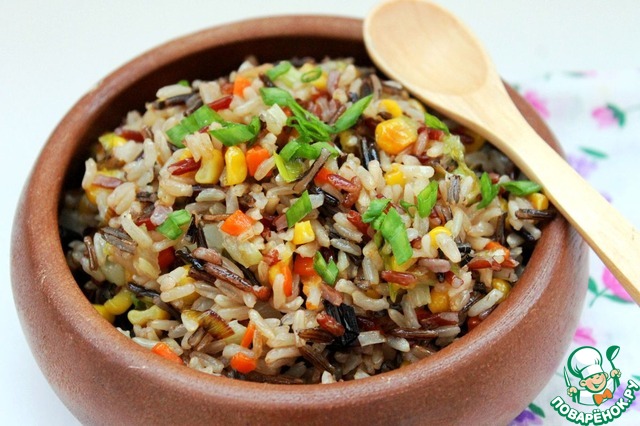 Colored rice fried with vegetables