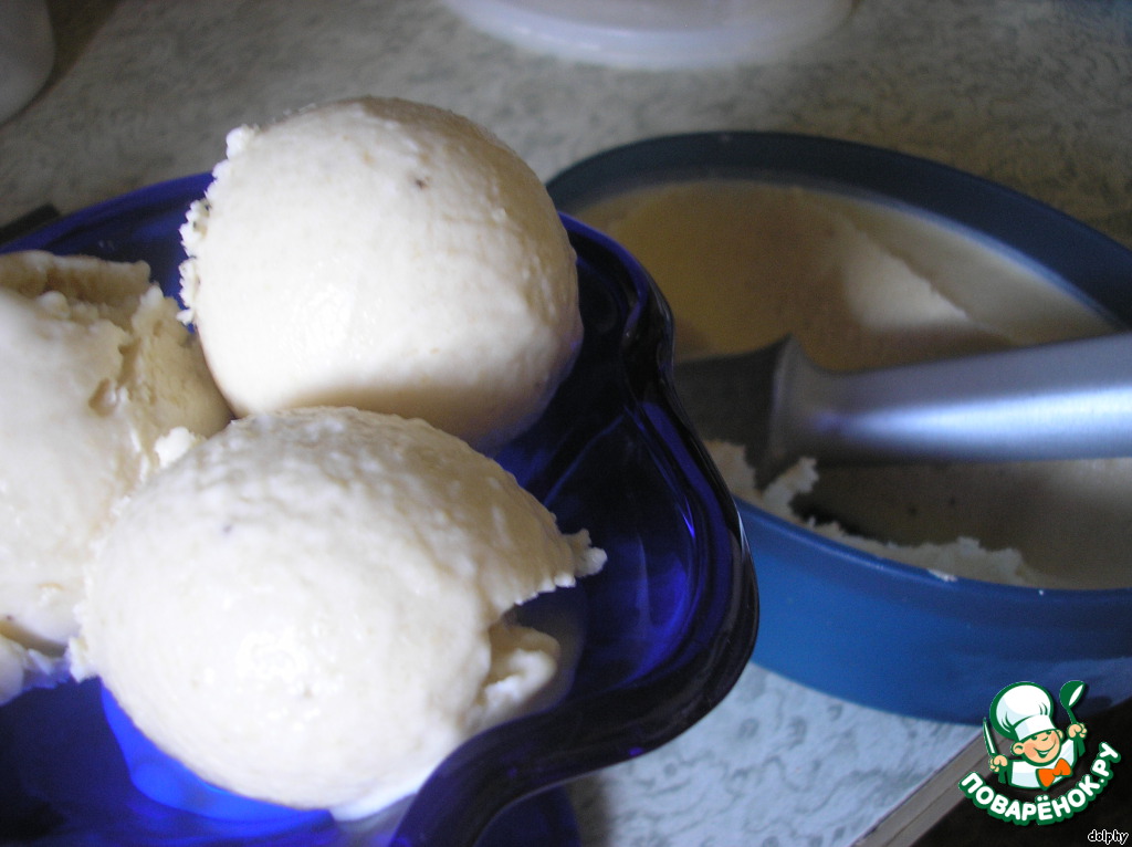 Ice cream with bananas and brown sugar