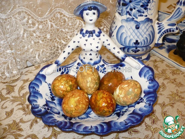 Easter eggs in onion peel Marble