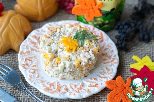 Shrimp salad with cheese and apples