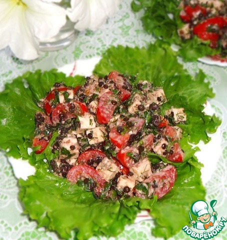 Lentil salad, tomato and cheese