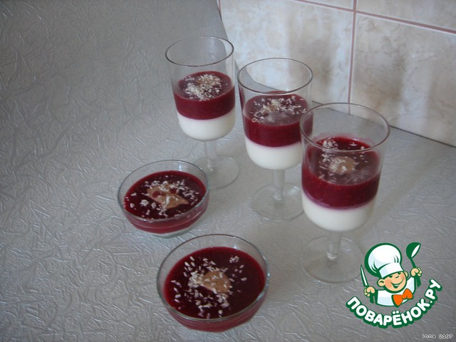 Dessert of cottage cheese with raspberries