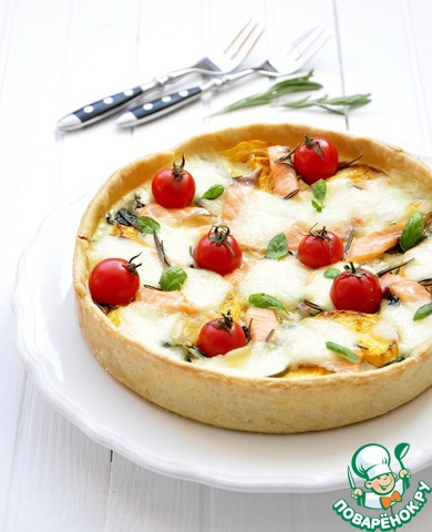 Tart with salmon, pumpkin, spinach and mozzarella