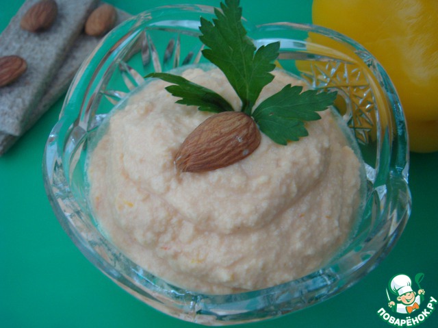 Paste of almonds with tomatoes and capsicum