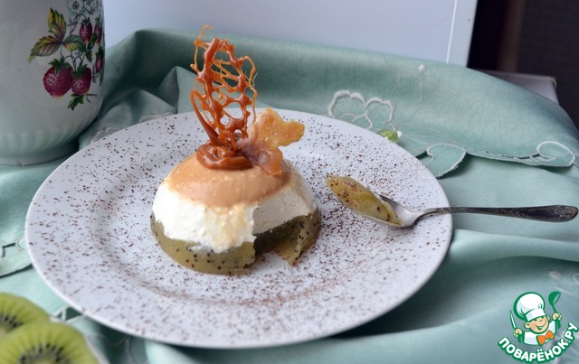 Cheesecake and caramel dessert with kiwi