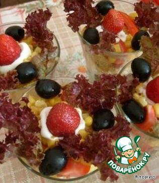 Salad with chips and strawberries