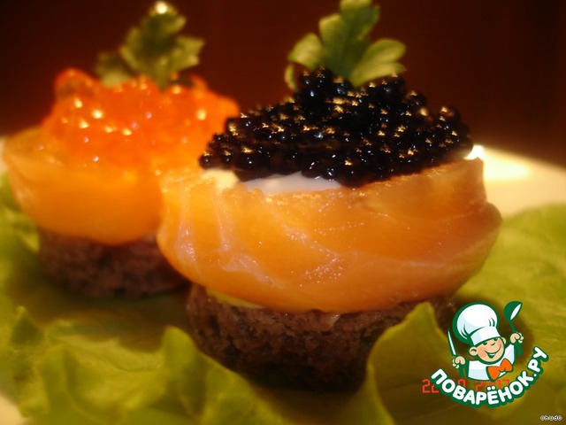 Mini salmon rolls with caviar