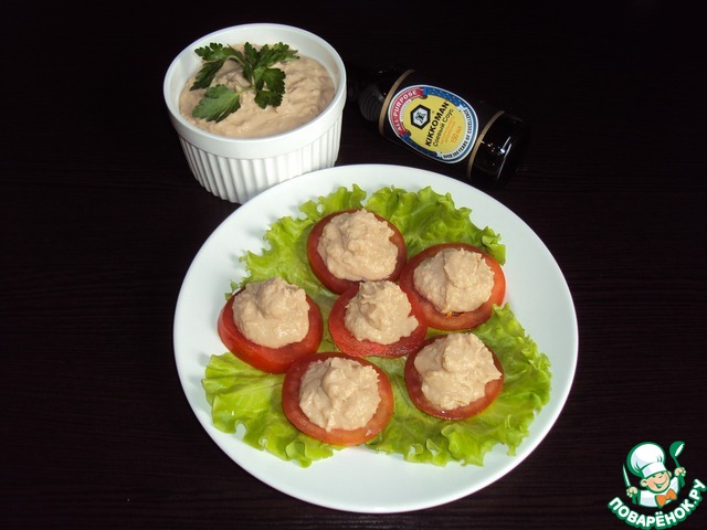 Tuna pate on tomatoes