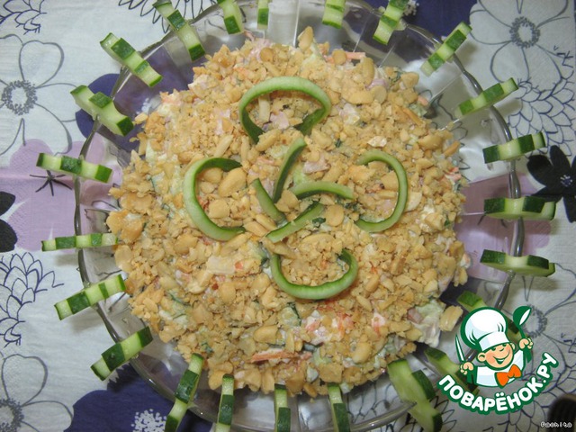 Салат с копченым куриным мясом и арахисом