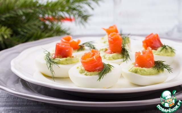 Eggs with avocado mousse and salmon