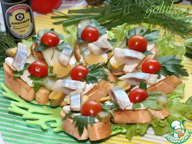 Bruschetta with herring and pickled cucumber