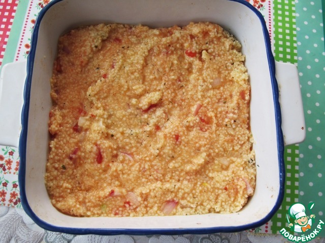 Cake of couscous with cheese and tomatoes