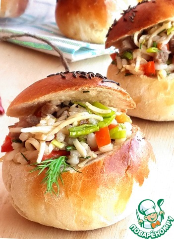 Rice salad with beef in a bun