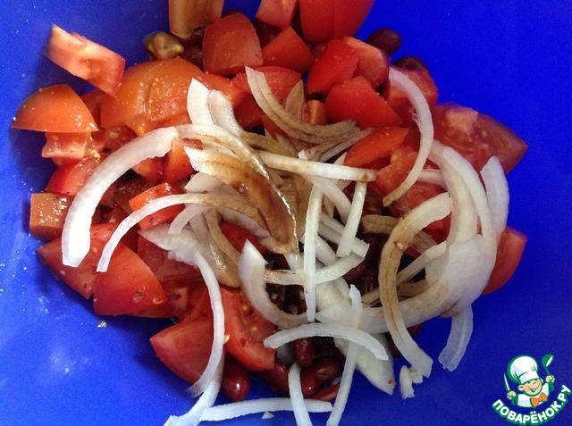 Salad with tomatoes and beans 