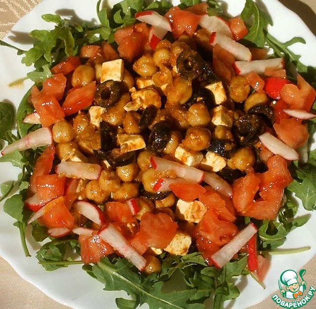Salad with chickpeas and arugula