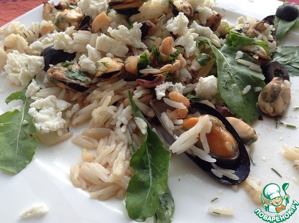 Warm salad of rice with sea cocktail