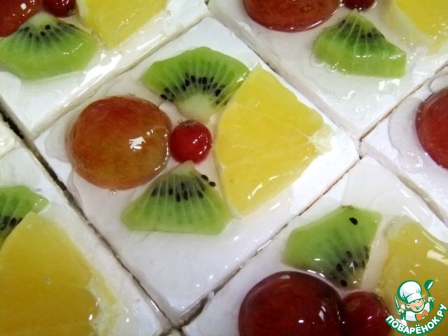 Curd yoghurt cake with fruit