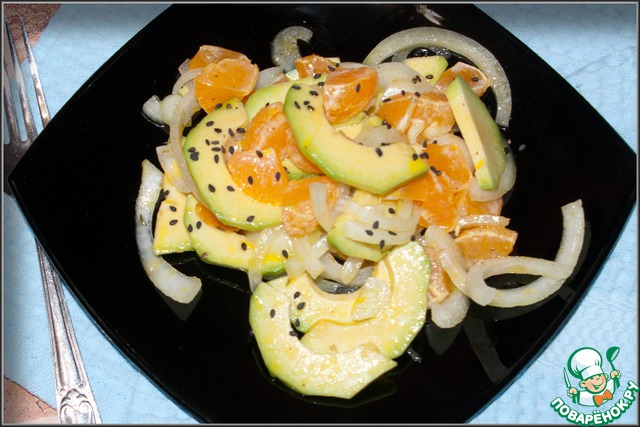 Salad with avocado and tangerines mustard oil