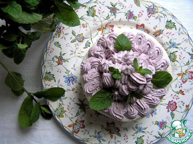 Cake-meringue with blueberry cream