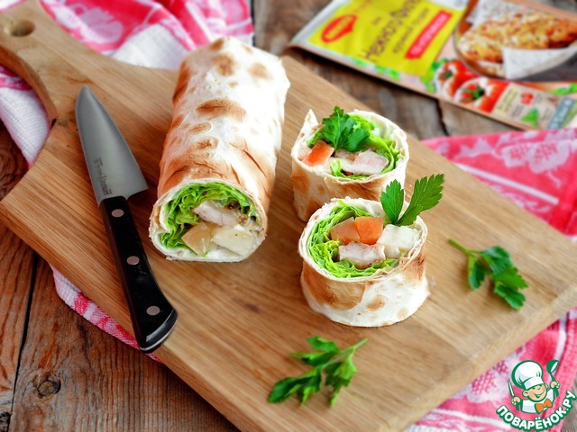 Roll with chicken and tropical fruits