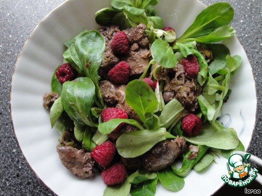 Warm salad with liver and raspberry