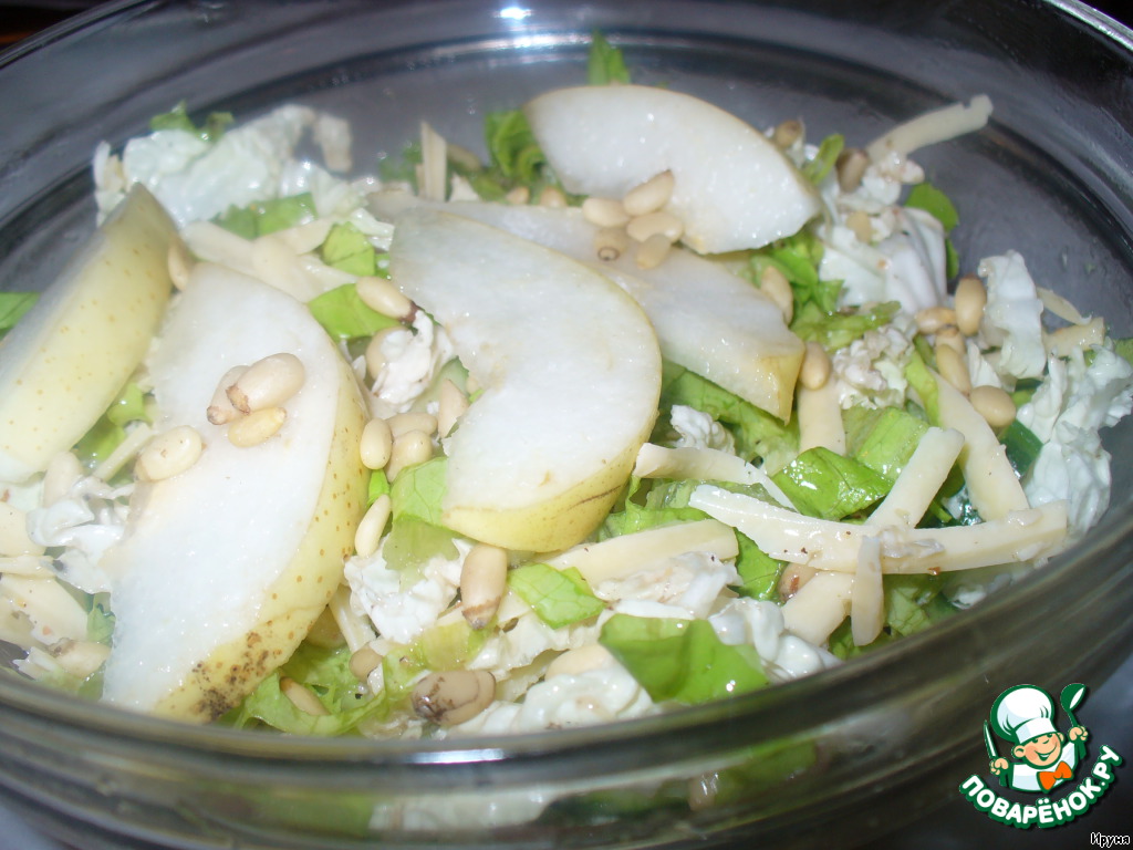 Salad with pear and pine nuts