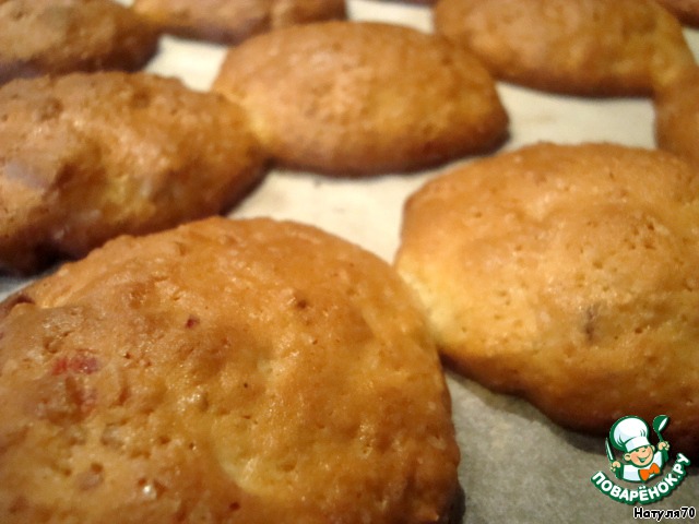 Macaroons with dried cherries