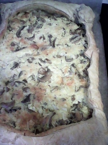 Pie with mushrooms, sour cream and chives