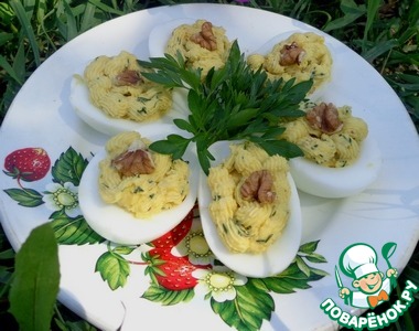 Фаршированные яйца с сырным кремом, зеленью и грецкими орехами