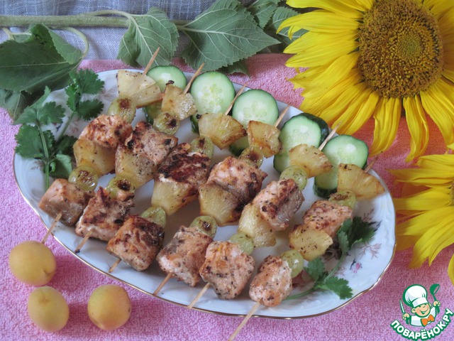 Skewers of salmon with pineapple and grapes