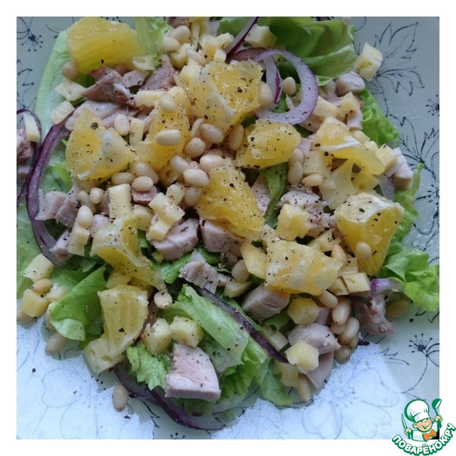 Salad with cheese, orange and chicken