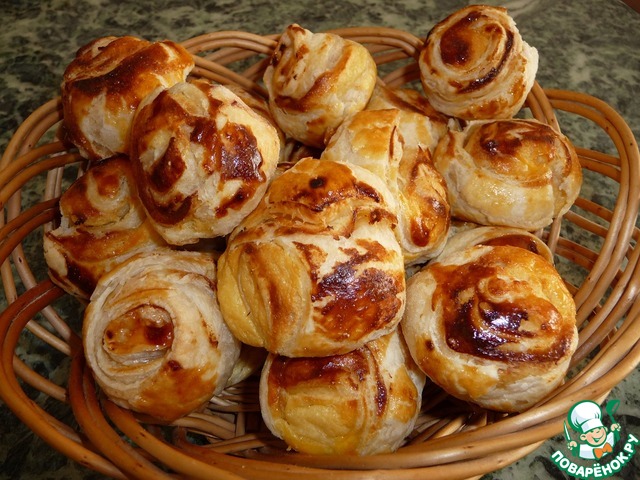 Quick cheese pinwheel of puff pastry