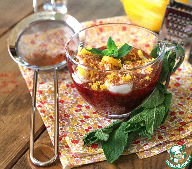 Cherry soup with curd dumplings